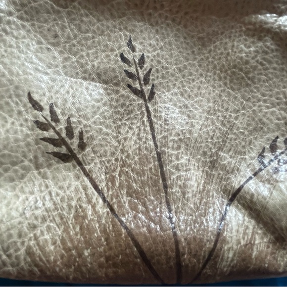 Fabulous collectible leather Emily Ann quilted handpainted bag. Apx 6 x 7”. - Picture 6 of 11